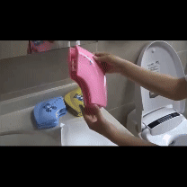 EASY PEE™: Diseñado para que tu hijo use cualquier baño con confianza.