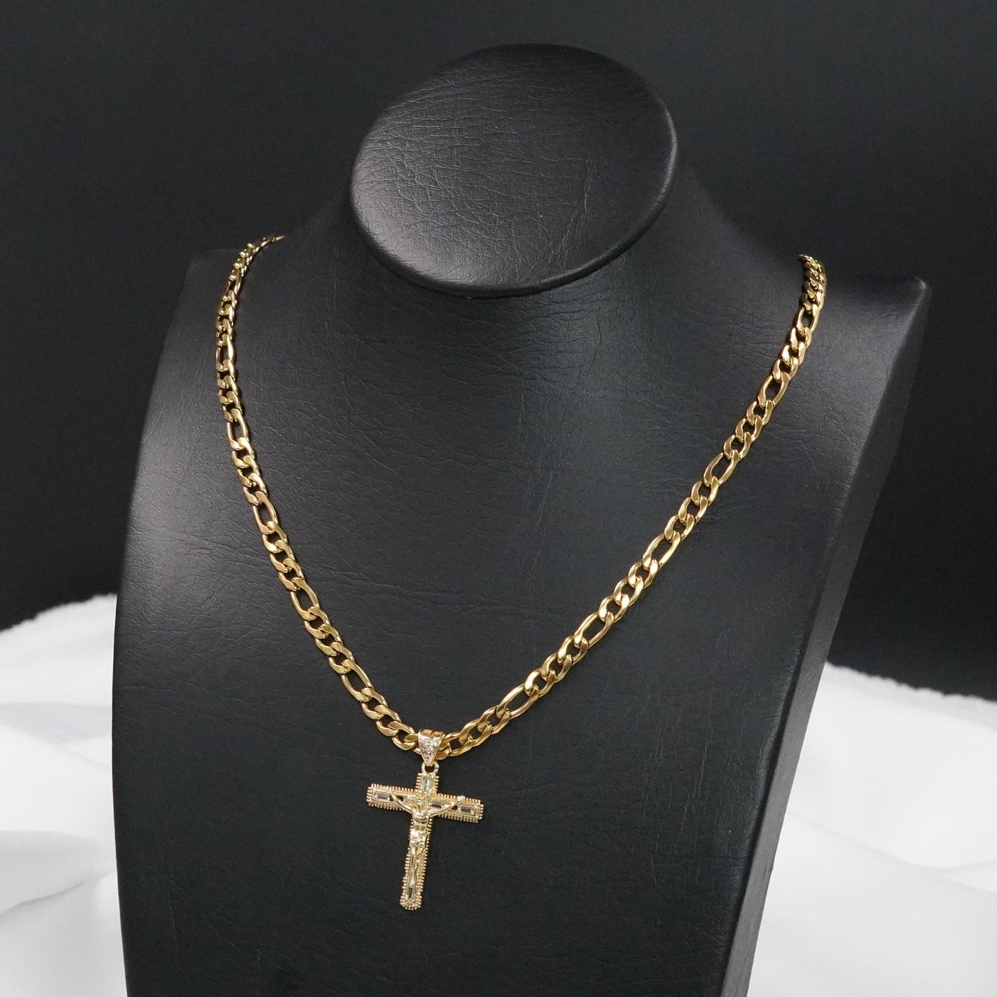 CADENA CARTIER CON CRISTO 🔥LUJO DIVINO™: La combinación perfecta entre fe, elegancia y durabilidad.