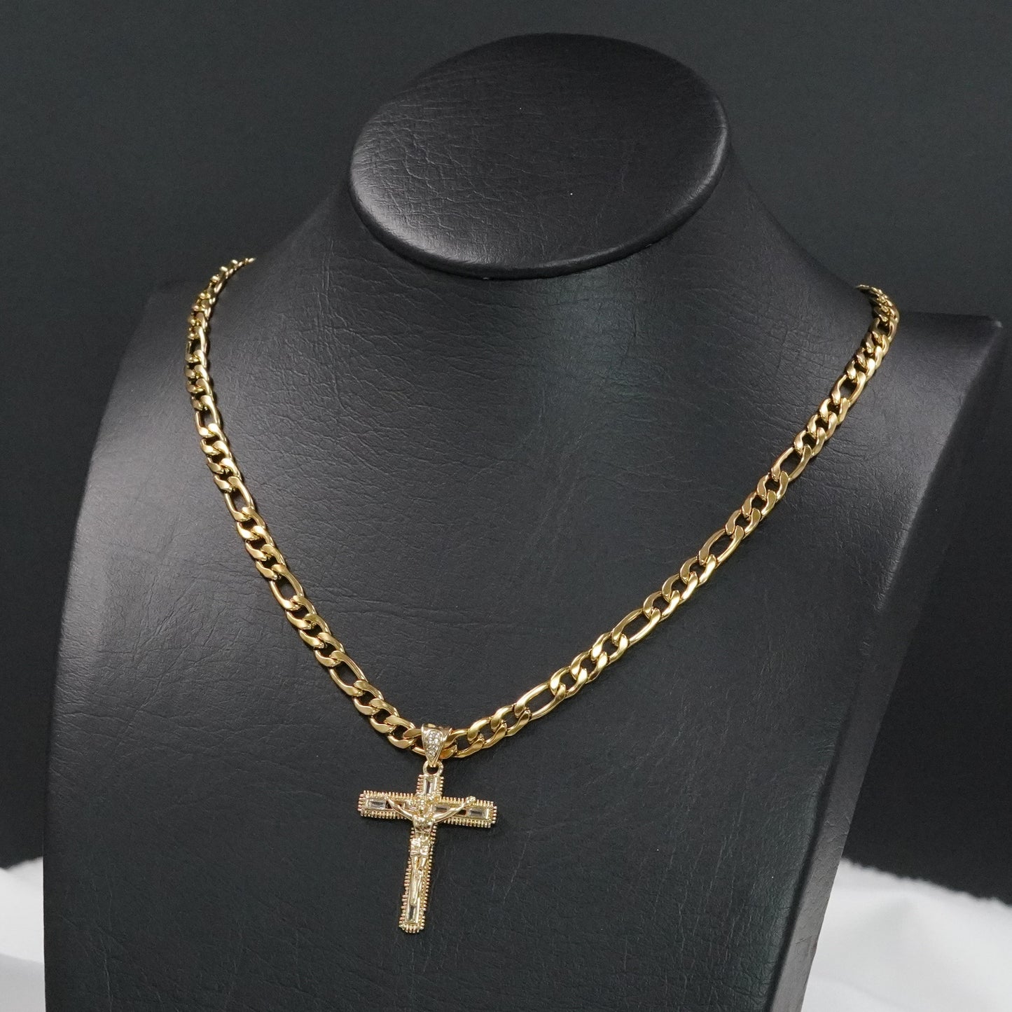 CADENA CARTIER CON CRISTO 🔥LUJO DIVINO™: La combinación perfecta entre fe, elegancia y durabilidad.